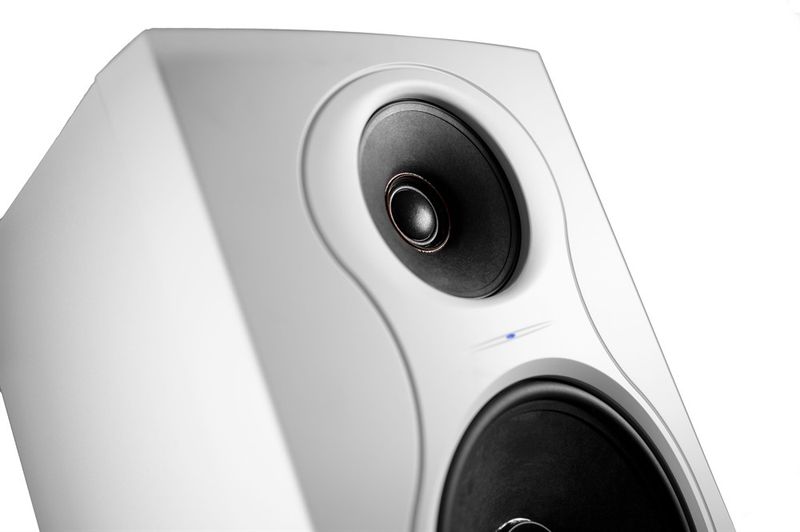 Kali Audio IN-8 V2 White - 3-vägs Co-Axial studiomonitor, 8’’ bas, 4’’ mellanregister & 1’’ diskant, Class-D 140W